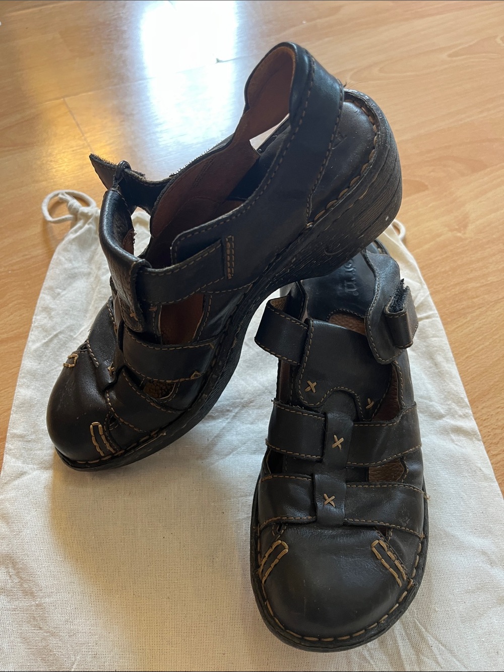 Ladies Born sandals, black leather, gold/tan topstitching, size 8M, wedge heel